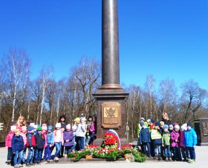 У стеллы "Город воинской славы"