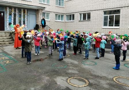 К детям с веселыми танцами и песнями в гости пришла осень