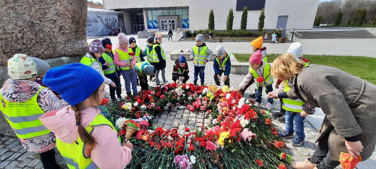 возложение цветов