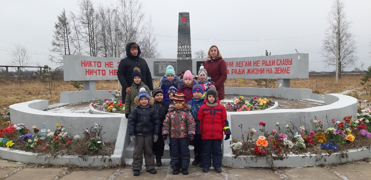 возложение цветов к памятнику воинам, погибшим во время ВОВ