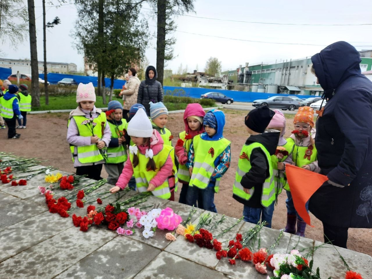 Возложение цветов к монументу