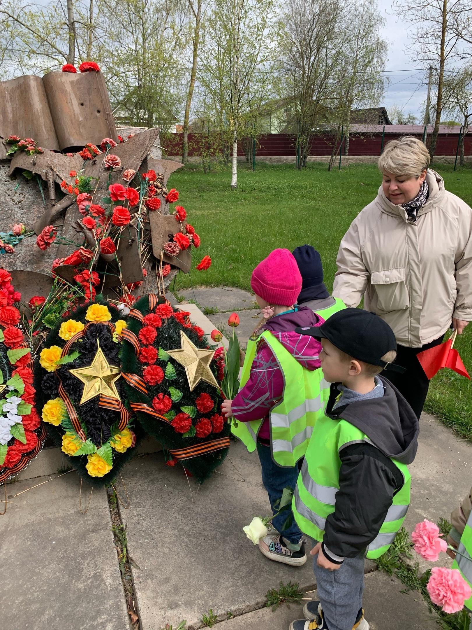 Возложение цветов к памятнику