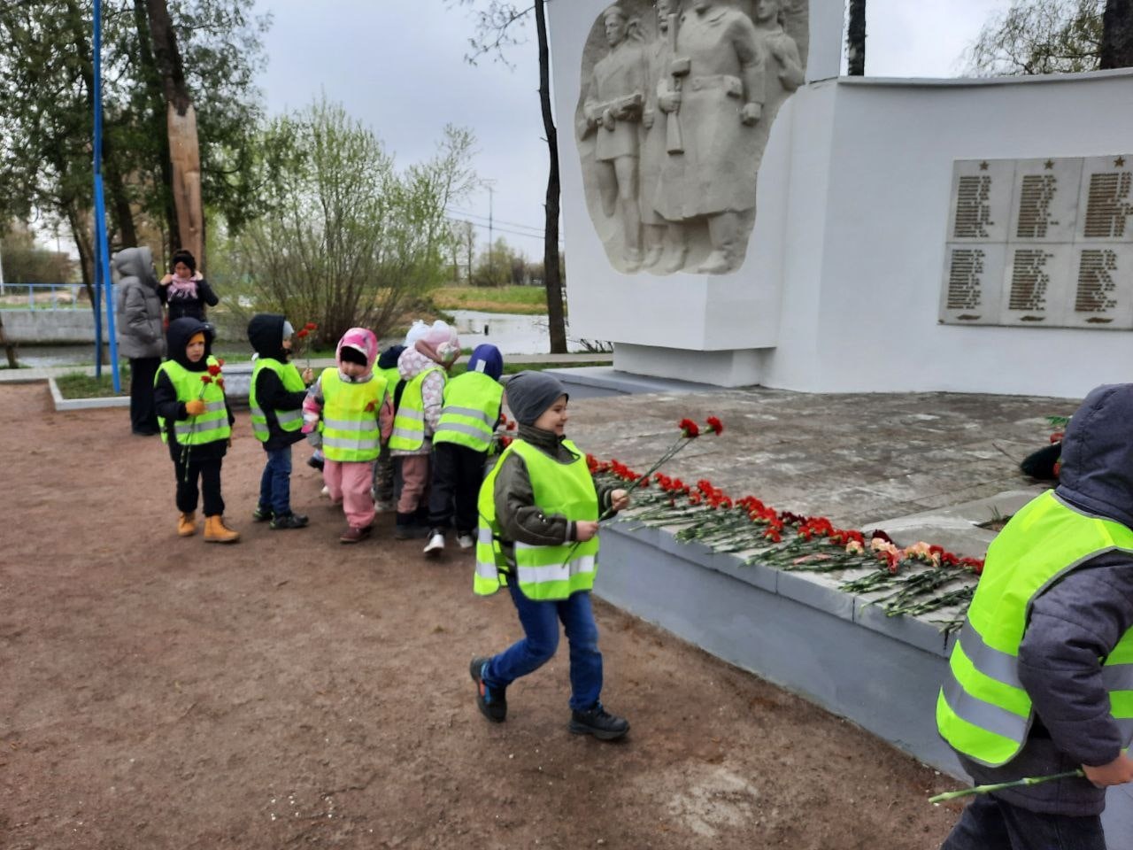 Возложение цветов к монументу