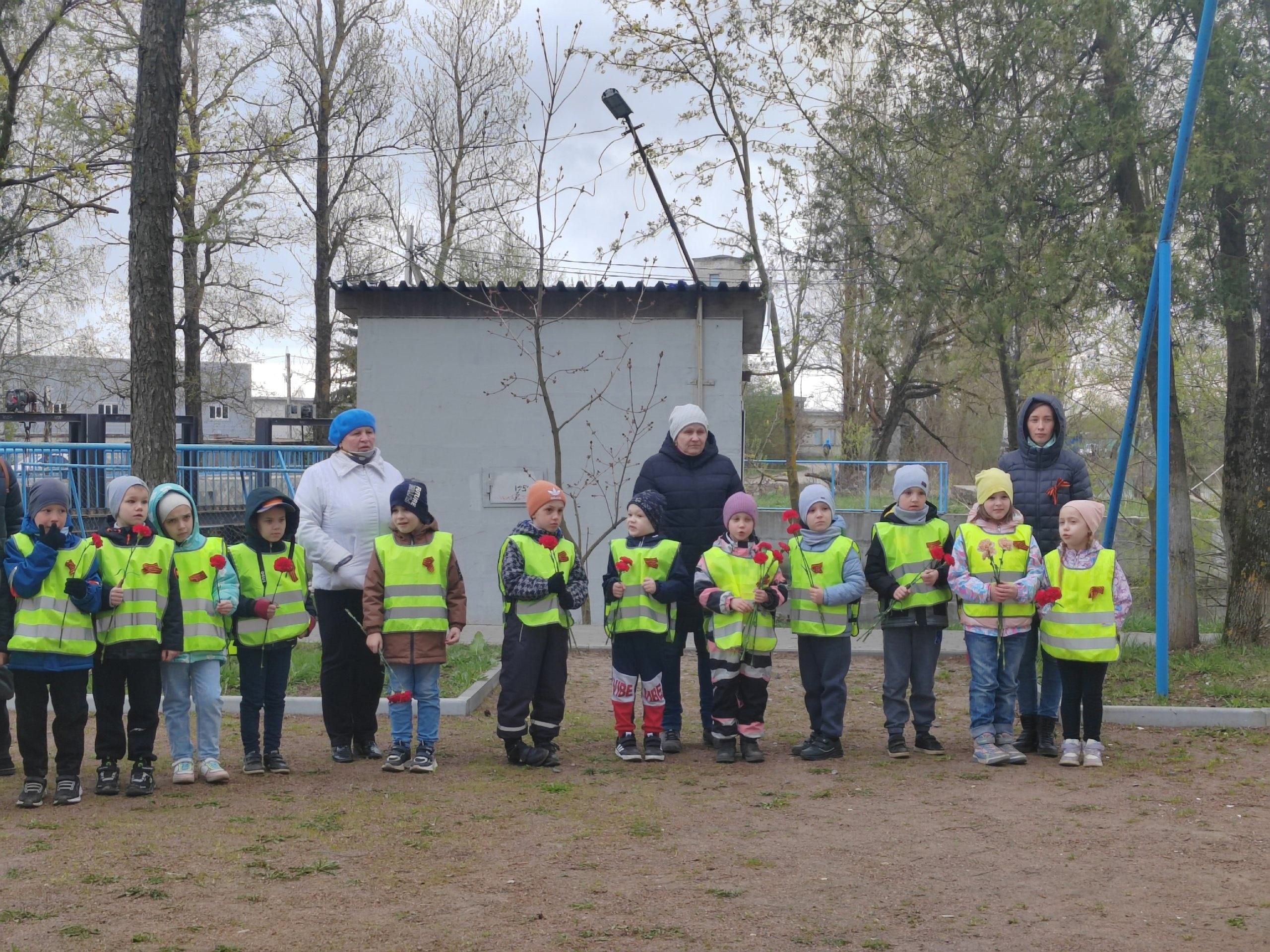 Возложение цветов к памятнику